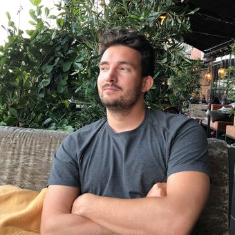 Porträt eines Talents mit Name und Berufsbezeichnung