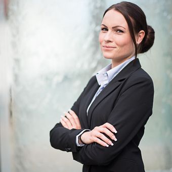 Porträt eines Talents mit Name und Berufsbezeichnung