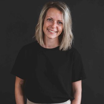 Porträt eines Talents mit Name und Berufsbezeichnung