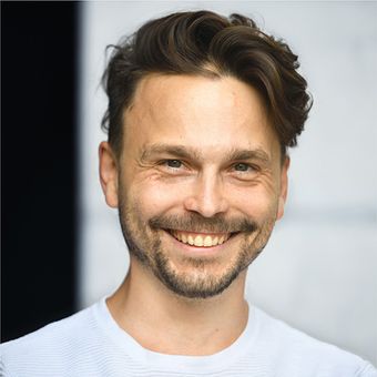 Porträt eines Talents mit Name und Berufsbezeichnung